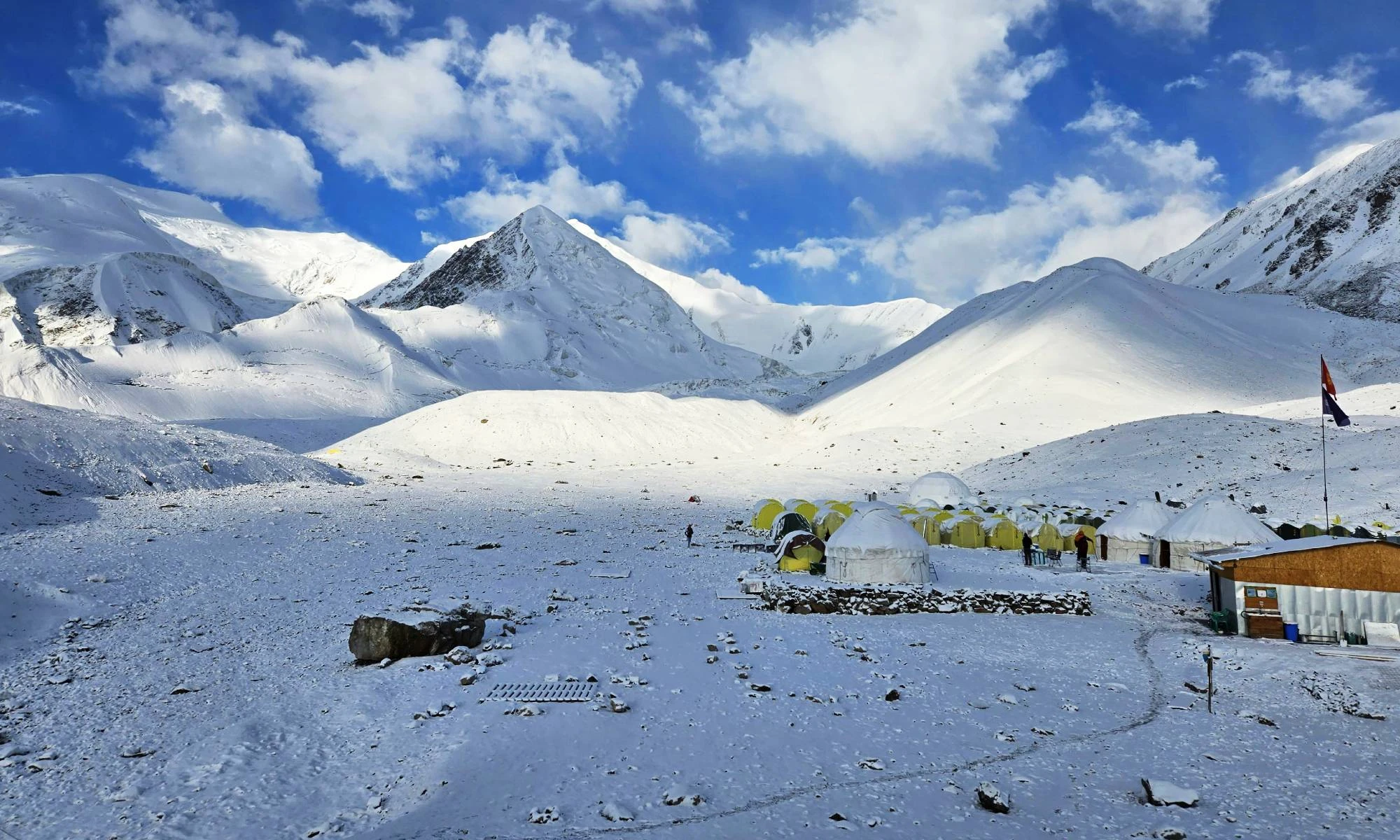 Is Manaslu a good first 8000m peak?